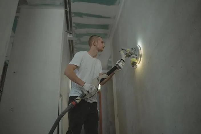 Jak dobrze szpachlować ściany? Technika bez pęknięć i nierówności