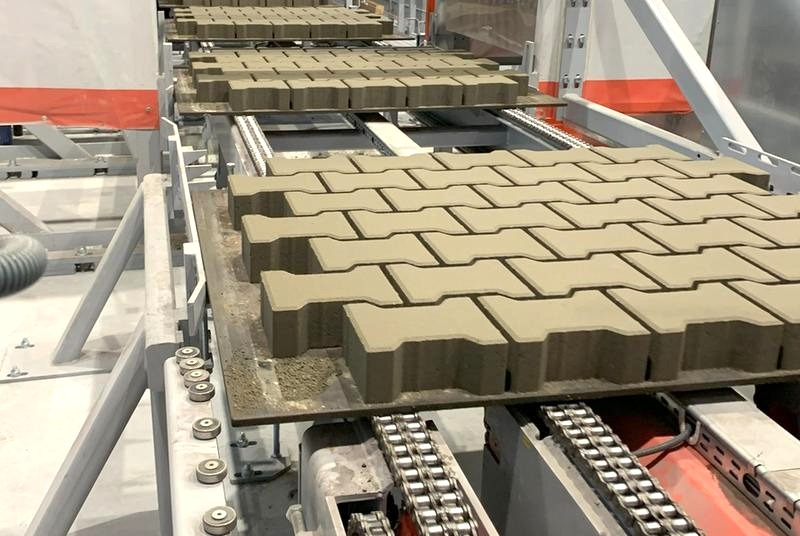 Jak powstaje kostka brukowa? Etapy produkcji i najważniejsze zasady awaria	EIF
