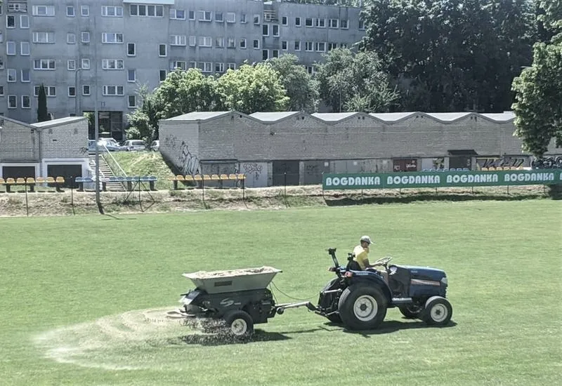 Jakie wydatki wiążą się z renowacją boiska piłkarskiego?